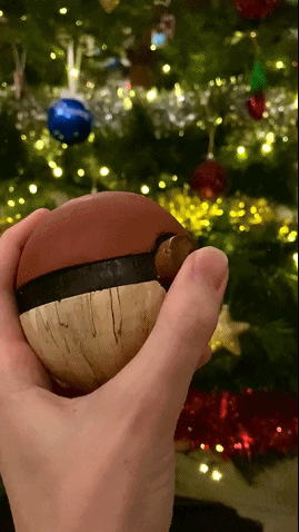 玩家炫耀爷爷送的礼物，一颗《宝可梦传说：阿尔宙斯》木质精灵球