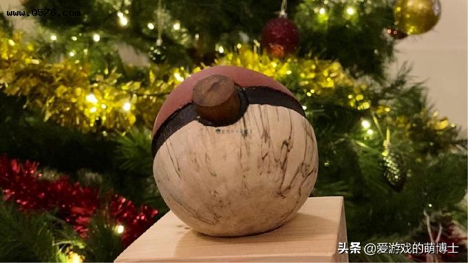 玩家炫耀爷爷送的礼物，一颗《宝可梦传说：阿尔宙斯》木质精灵球
